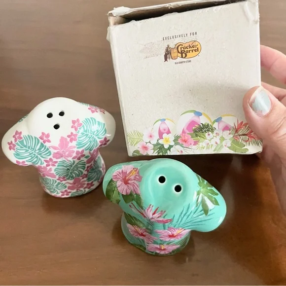 Cracker Barrel Hawaiian Aloha Shirts Salt and Pepper Shakers Set Hibiscus Leaves - Picture 3 of 6